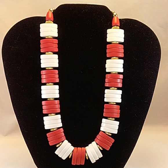 Vintage Red & White Mod Plastic Necklace--38 - Picture 2 of 4